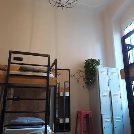 5 Terre Backpackers Hostel *