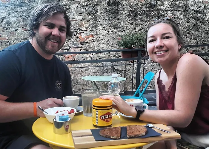 5 Terre Backpackers אכסניה